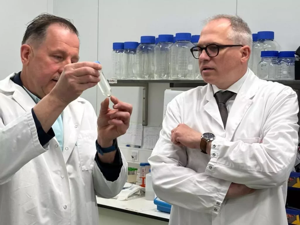 Johan Robbens (ILVO) and Minister-President Matthias Diependaele with centrifuged algae